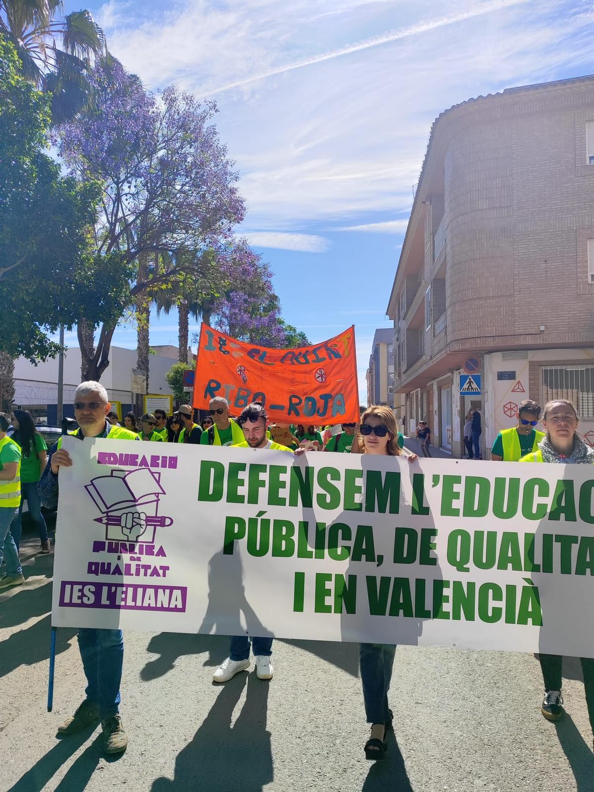 La comunidad educativa del Camp de Túria mantiene la presión en una nueva jornada de huelga por la enseñanza pública.