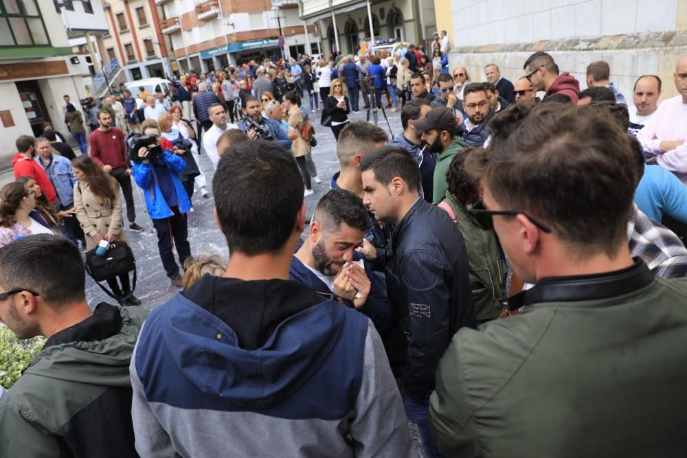 Emotivo minuto de silencio de los vecinos de Cudillero al recordar al joven fallecido David Carragal