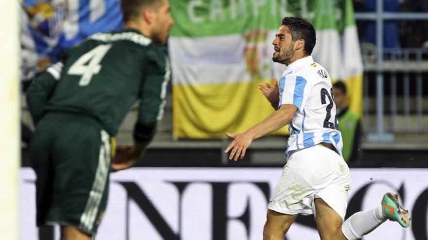 Isco celebra el primer gol, ante la desesperación de Ramos.