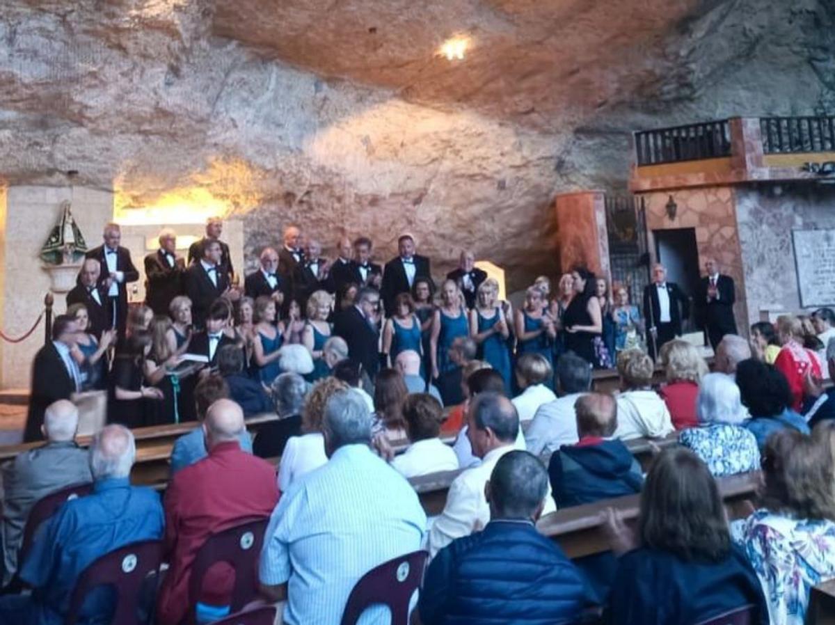 Una de las actuaciones en el santuario de la Cueva.