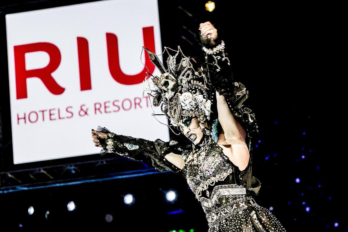 Una drag en el escenario de Carnaval de Maspalomas.