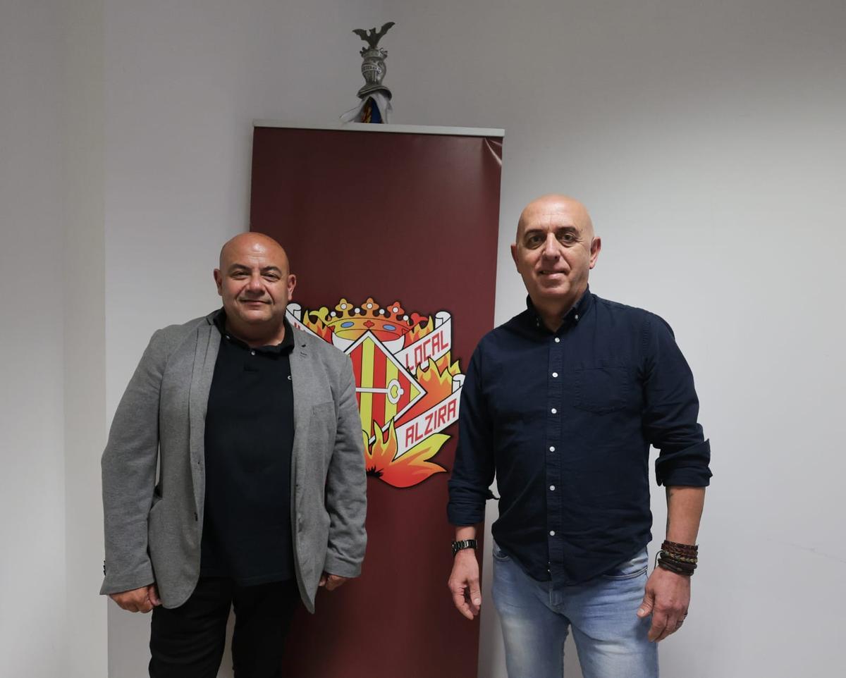 Bernardo Cortés y Luis Gisbert, el lunes, en la sede de la Junta Local Fallera.