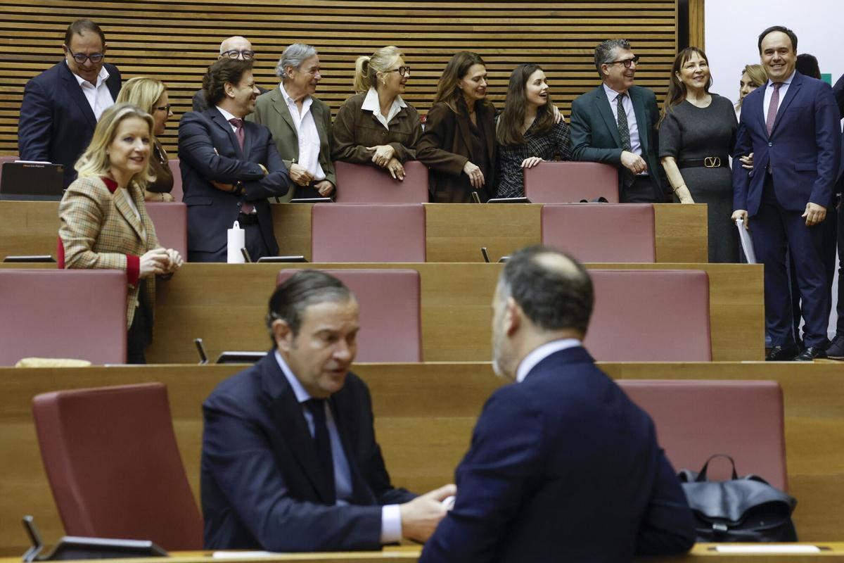 Varios diputados del PPCV reciben a Juanfran Pérez Llorca al llegar a las Corts, este jueves.