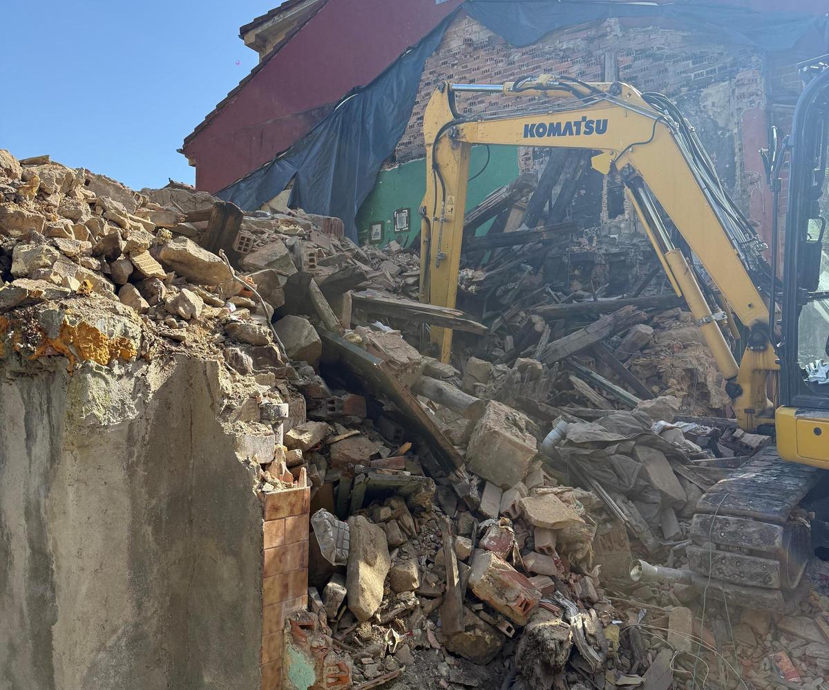 El derribo de un inmueble en ruina en Siana.