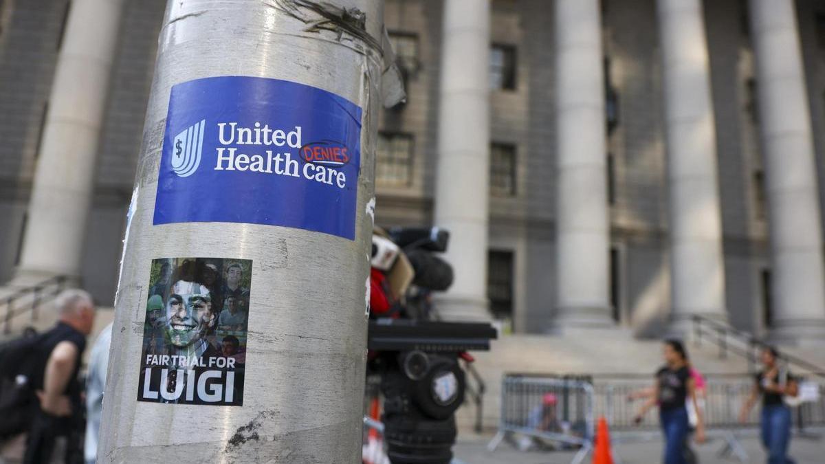 Una imagen de Luigi Mangione junto al logo de UnitedHealthcare.