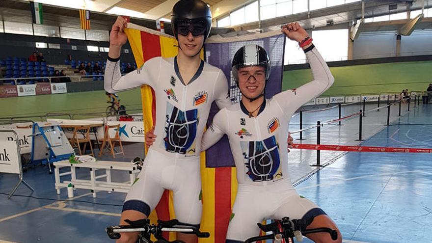 Los mallorquines Francesc Bennàssar y Marc Terrasa en el velódromo de Tafalla.