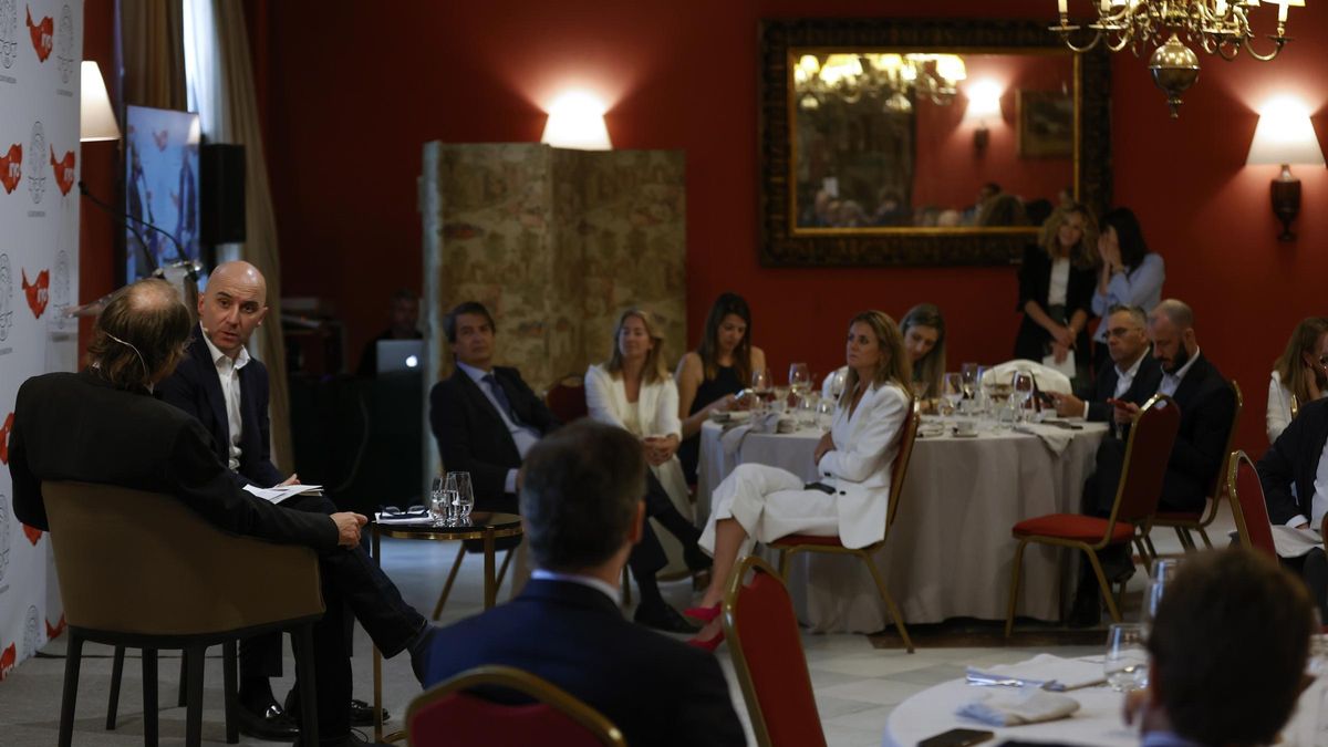 El consejero delegado de Iryo Simone Gorini participa en un coloquio en el Círculo Ecuestre
