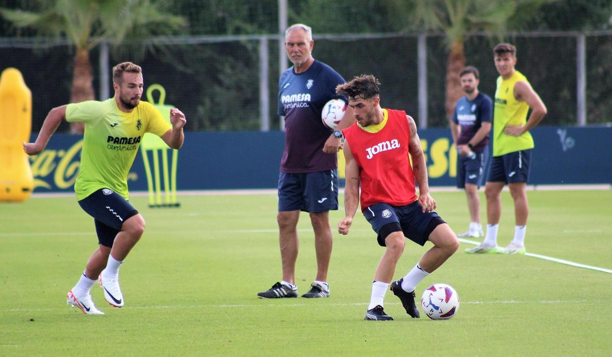 Javi Ontivero persigue a Adrià Altimira ante la atenta mirada del técnico Miguel Álvarez.