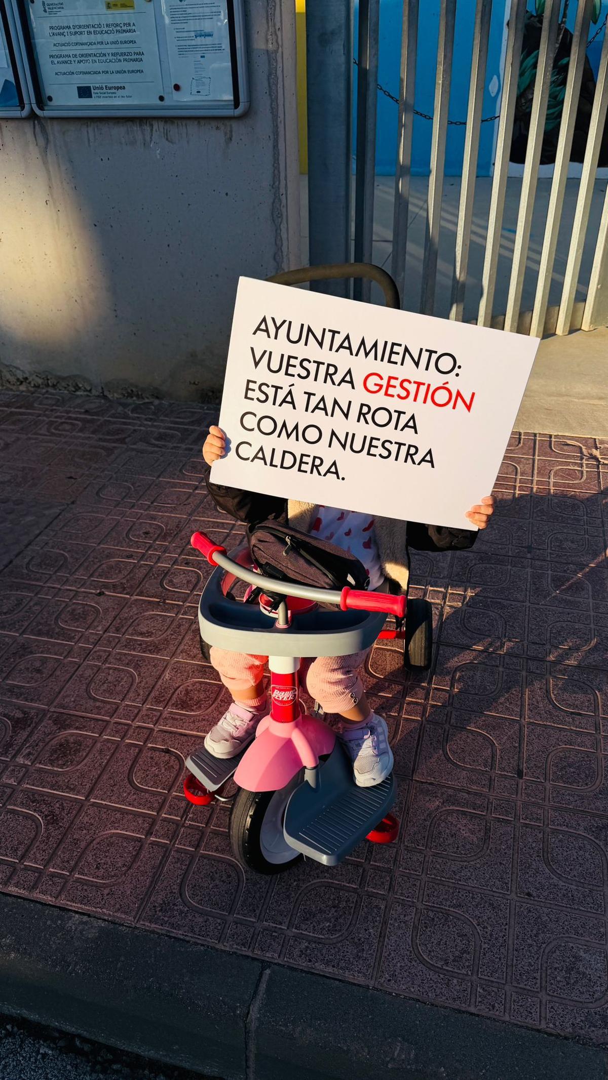 Una alumna del Playas de Orihuela reclama que se arregle la caldera, rota desde marzo de 2024