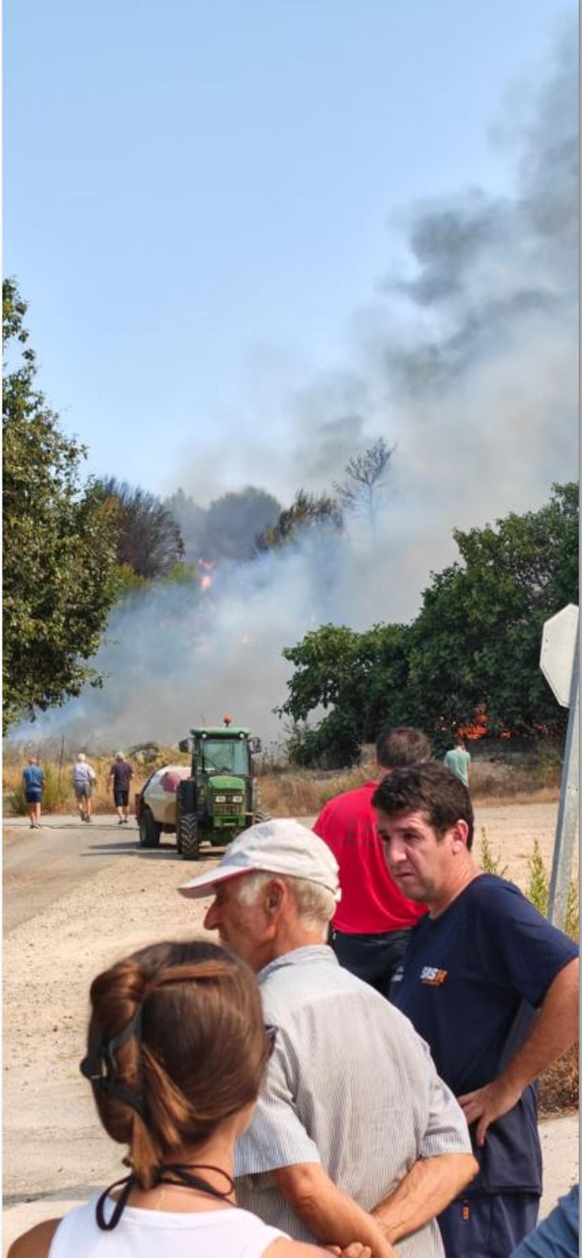 Vecinos actuando contra el fuego