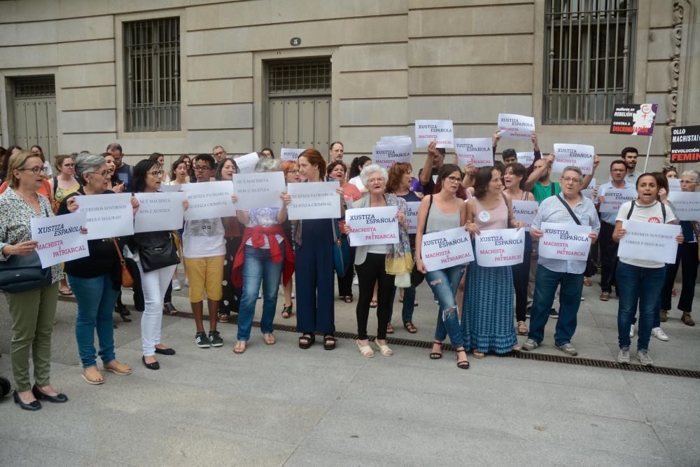 Concentración en Pontevedra contra la libertad provisional para "La Manada"