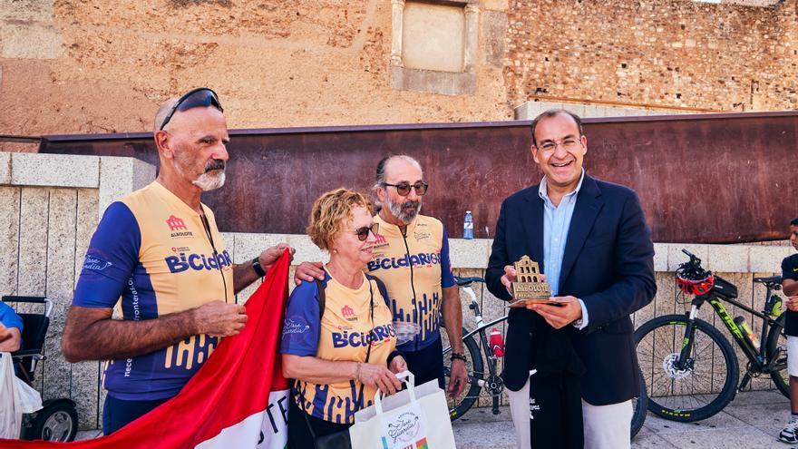 A Santiago, con un fin solidario pasando por Cáceres