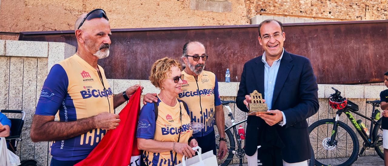 El alcalde de Cáceres, Rafael Mateos, junto a los ciclistas.