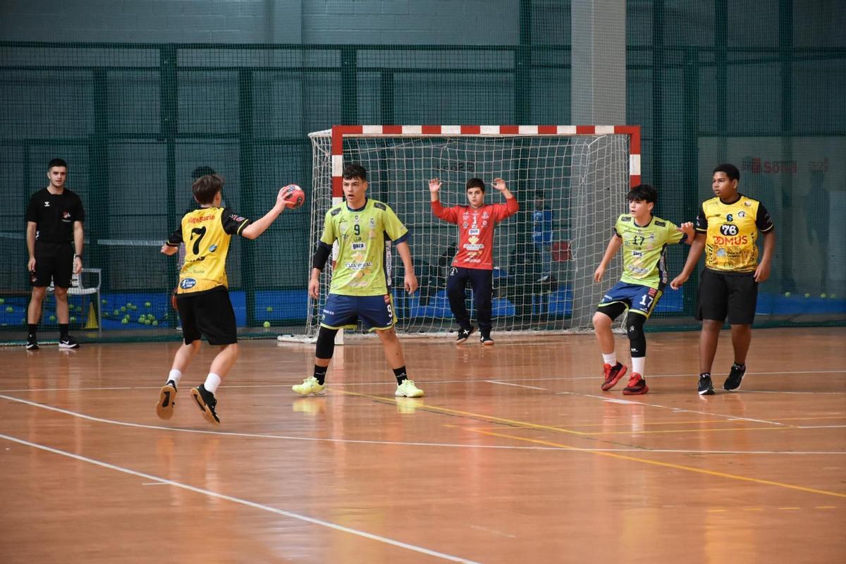 Fermín Cabrero se dispone a defender a un rival durante la disputa de un partido de la cantera pistacho.
