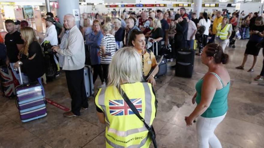Personal del Consulado del Reino Unido en Alicante atendiendo a los primeros 200 turistas afectados por la quiebra que regresaron ayer a sus casas.