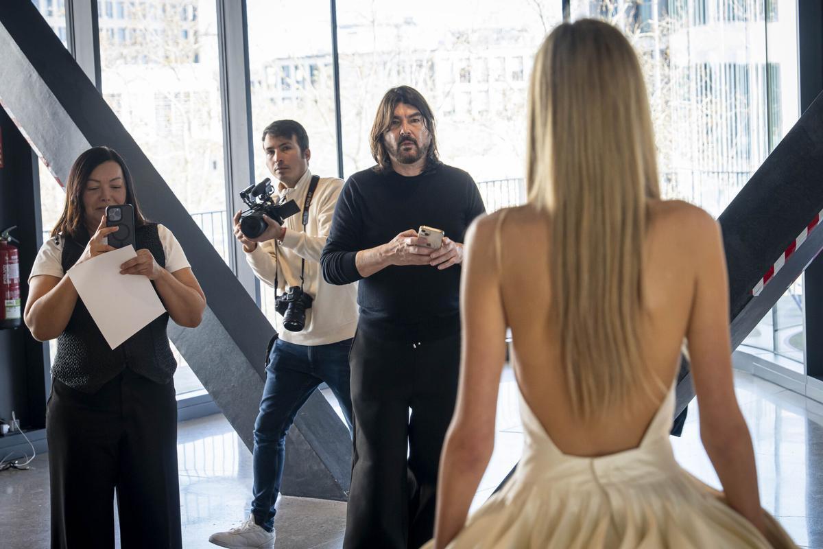 Barcelona, 25/02/2026 Culura. Encuentro con el diseñador de alta costura Stéphane Rolland (el invitado de este año para la Barcelona Bridal Fashion Week, que se celebrará en abril) con estudiantes de diseño de vestidos de novia, en la escuela LCI Barcelona. AUTOR: MANU MITRU