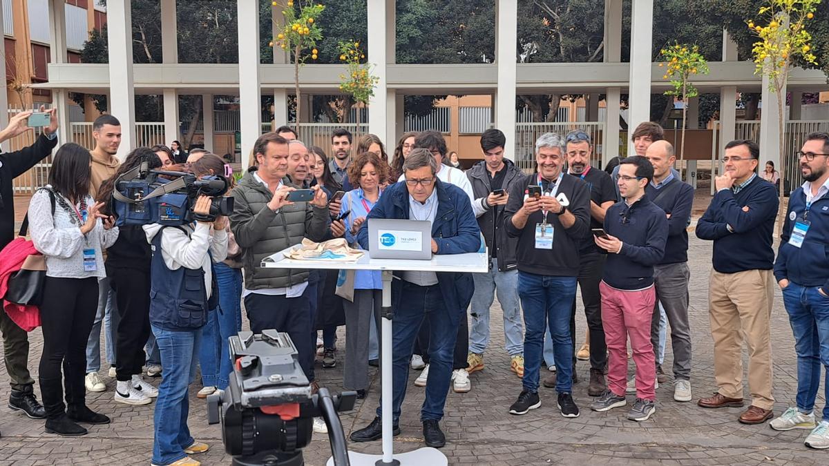 Teo López Navarrete emite su voto telemático.