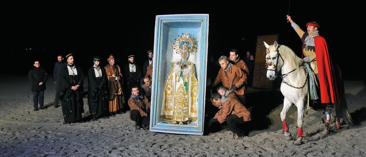 La escenificación del hallazgo de la Virgen en la playa de Tamarit, el año pasado.