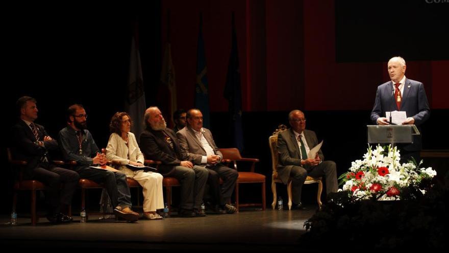 Inocencio Martín se dirige a los asistentes tras recibir la medalla.