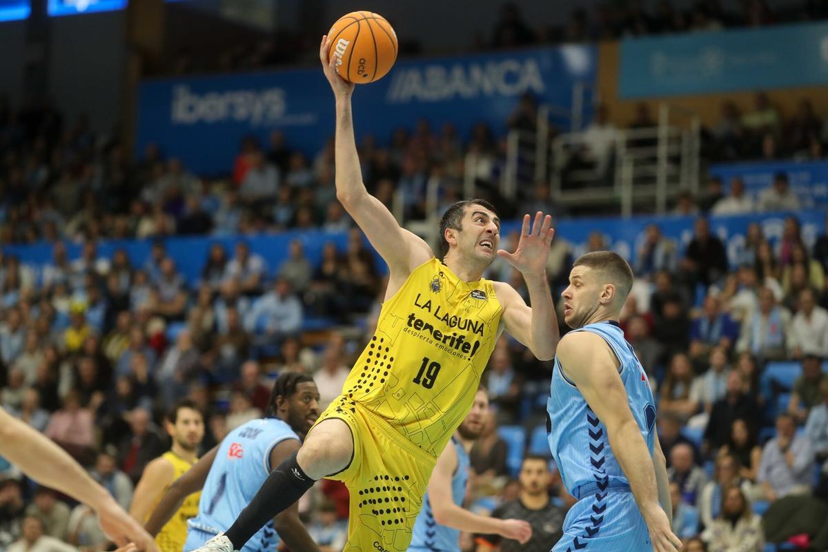 Shermadini ejecuta un gancho en el partido ante el Breogàn.