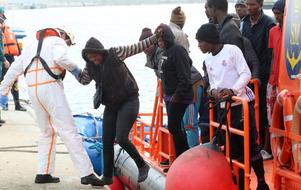 Salvamento Marítimo traslada a puerto a 50 inmigrantes rescatados al sur de la costa de Málaga.