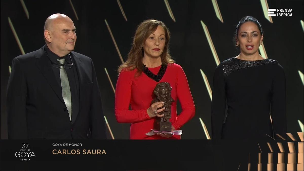 Carmen maura entrega el Goya de Honor a la familia de Carlos Saura.