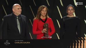 Carmen Maura entrega el Goya de Honor a la familia de Carlos Saura