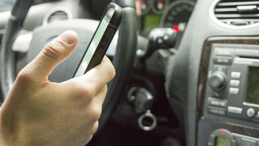 Soporte para el móvil en el coche, como te pueden multar y como no