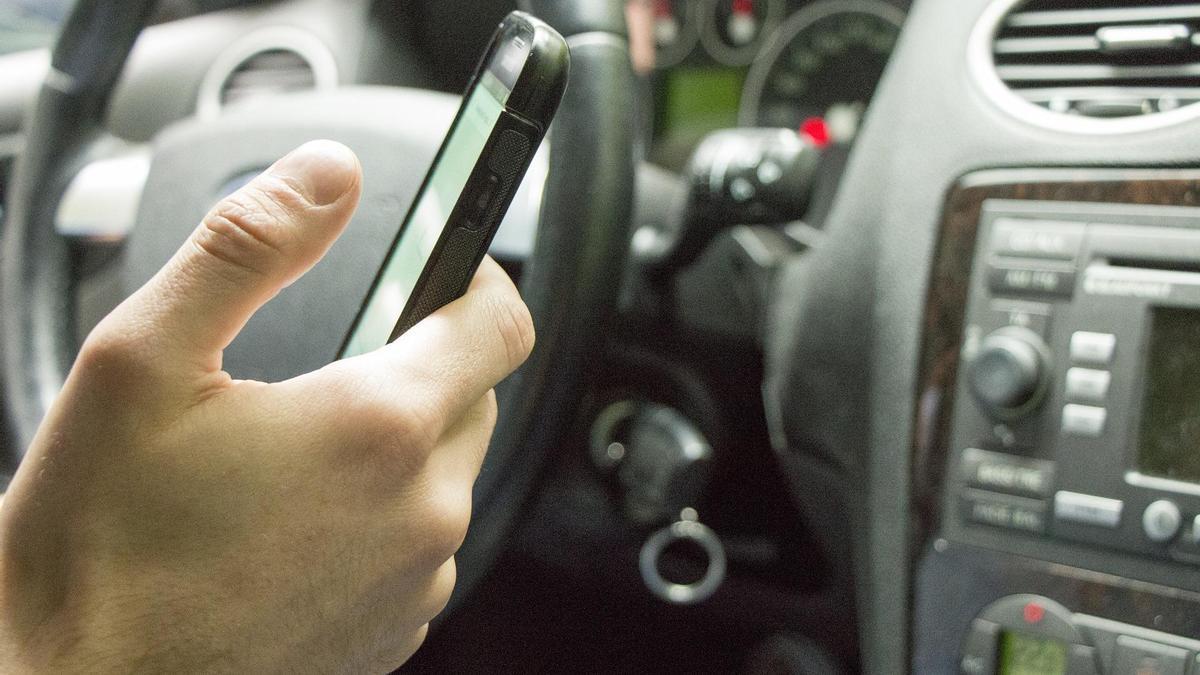 La multa que te puede caer si llevas un soporte para el móvil en el coche