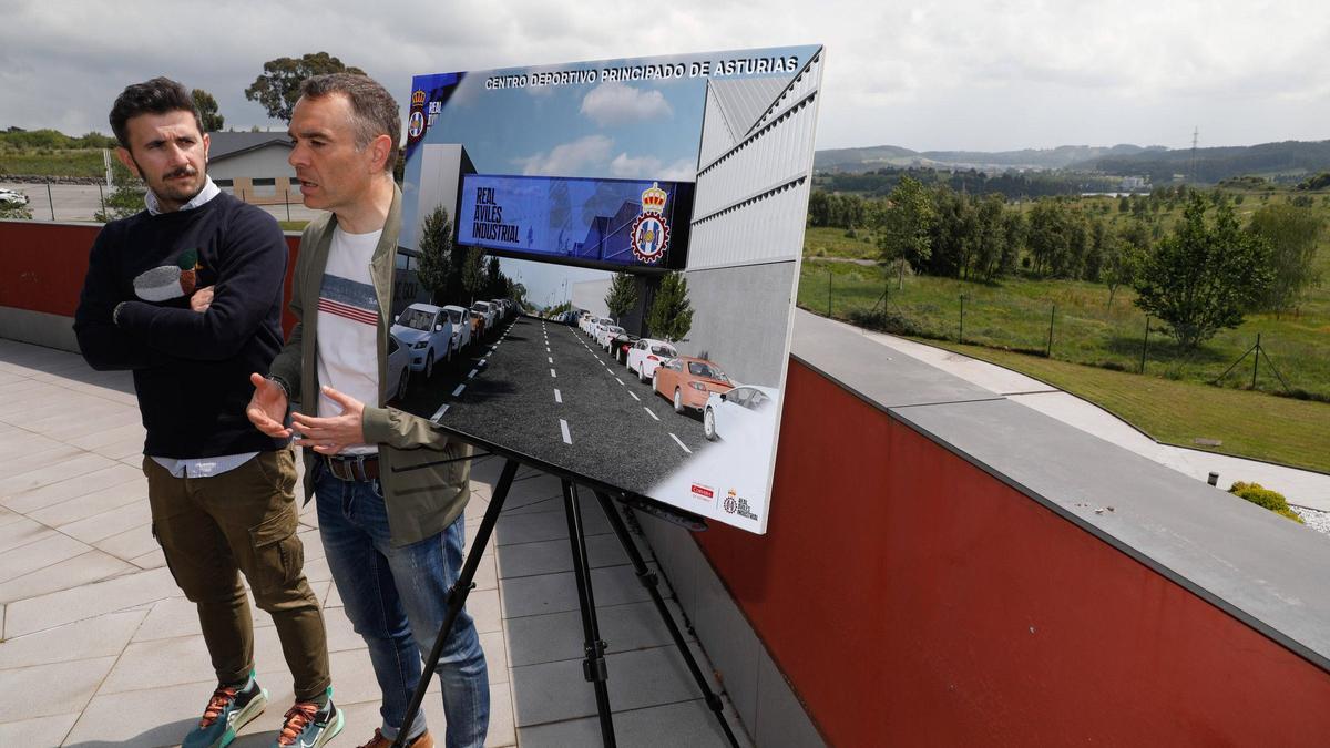 Diego Baeza e Iván Fernández, con el cartel de la futura ciudad deportiva.