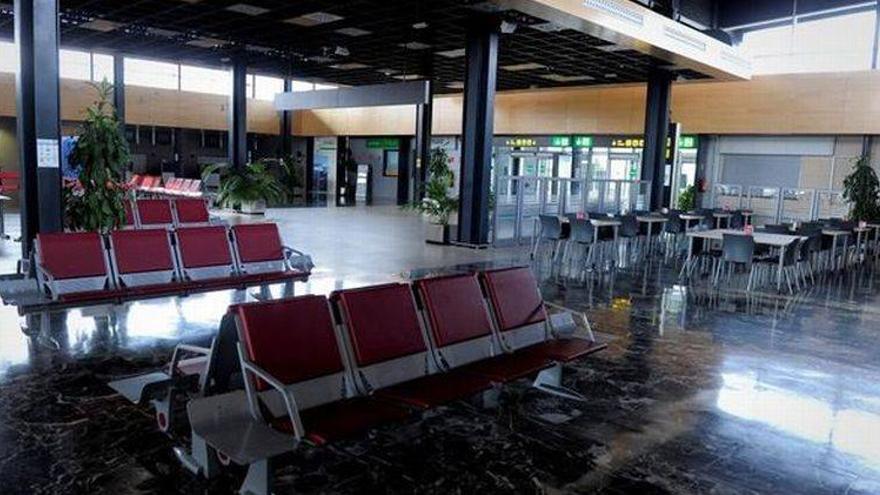 El aeropuerto abre solo cinco horas para reducir sus costes