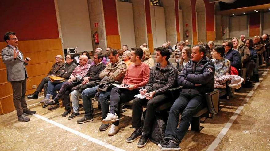 Público que asistió ayer a la conferencia, en el Auditorio Municipal do Areal. // Marta G. Brea