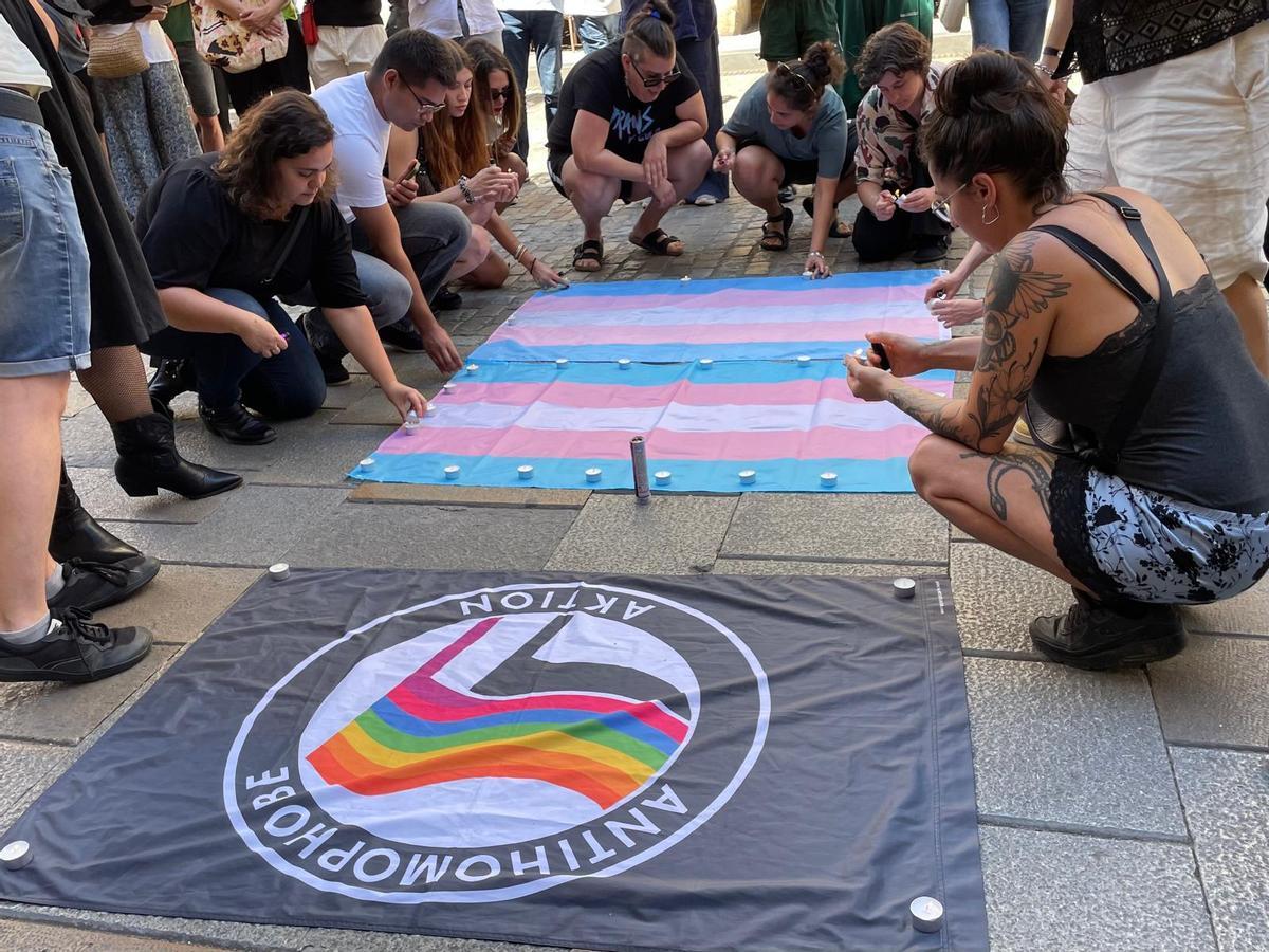 Moment de l'encesa d'espelmes al centre de la plaça en record de la víctima