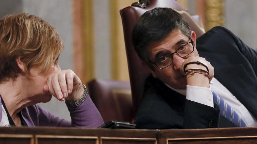 El president del Congrés, Patxi López, conversant amb la vicepresidenta de la cambra, Celia Villalobos.