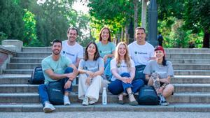 Empleados de ThePoweMBA con las camisetas de la start-up.