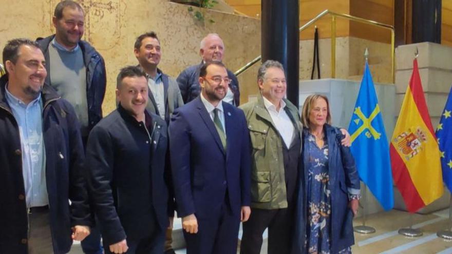 En primera fila, Alberto Ramos (Adif); Javier F. Lanero (UGT); Adrián Barbón; Adolfo Rivas, director de la Fundación Vinjoy, y Marisol Gómez. Detrás, Abel Suárez (UGT), Francisco J. Barros (Renfe) y Adolfo Quiñones.