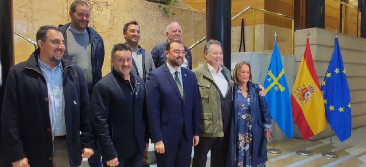 En primera fila, Alberto Ramos (Adif); Javier F. Lanero (UGT); Adrián Barbón; Adolfo Rivas, director de la Fundación Vinjoy, y Marisol Gómez. Detrás, Abel Suárez (UGT), Francisco J. Barros (Renfe) y Adolfo Quiñones.