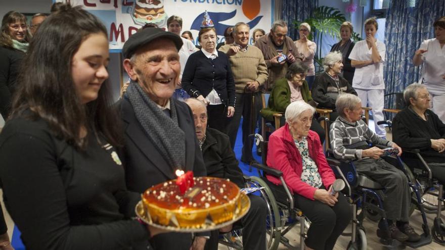 Telesforo Nieto celebra sus 103 años con una fiesta animada por las Pandereteiras de Quireza