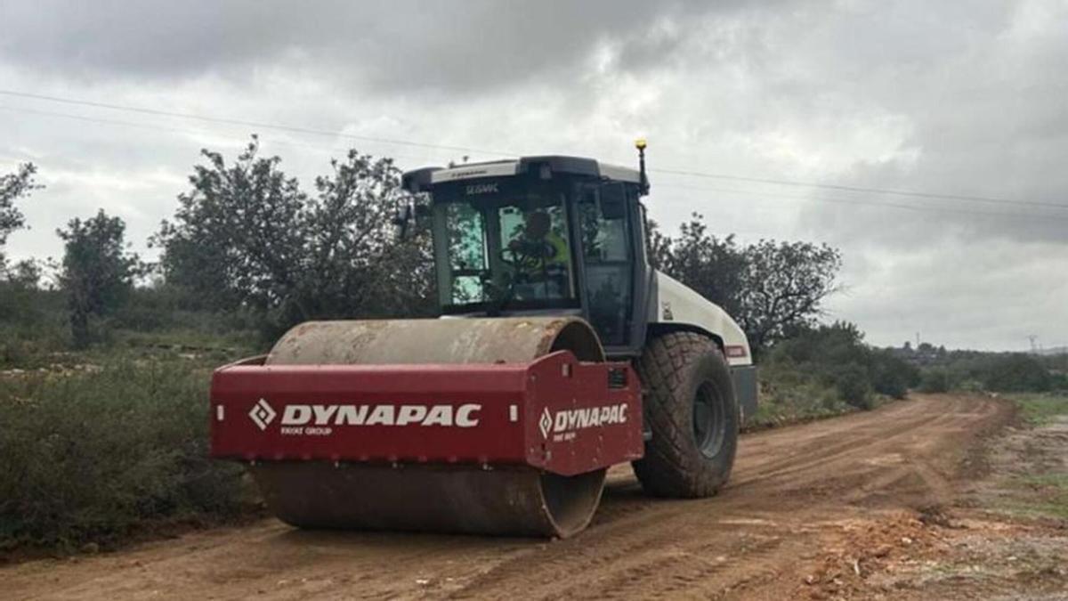 Maquinaria trabajando en la reconstrucción de caminos de Cheste.