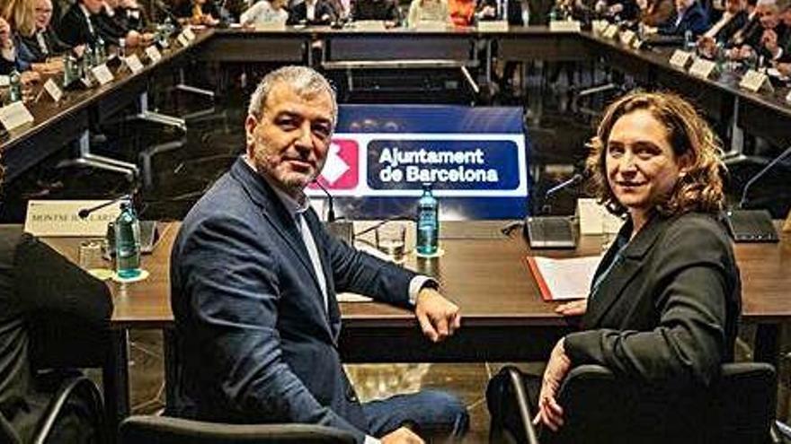 Jaume Collboni i Ada Colau, ahir durant una reunió amb agents econòmics per afrontar la cancel·lació