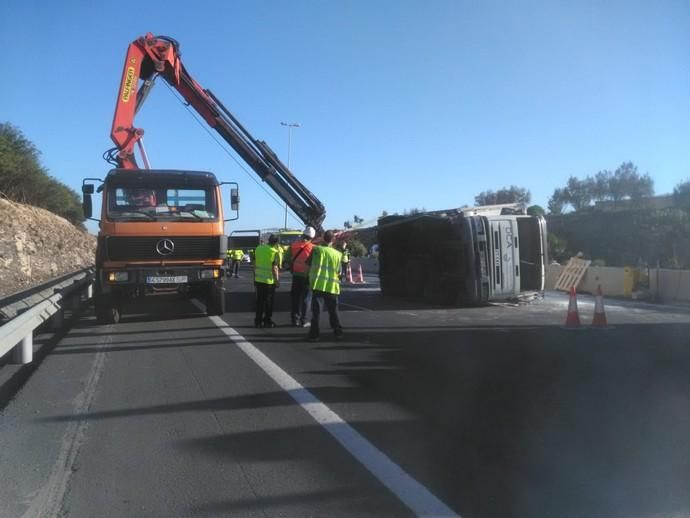 El vuelco de un camión en la GC-1 provoca el caos circulatorio en Gran Canaria