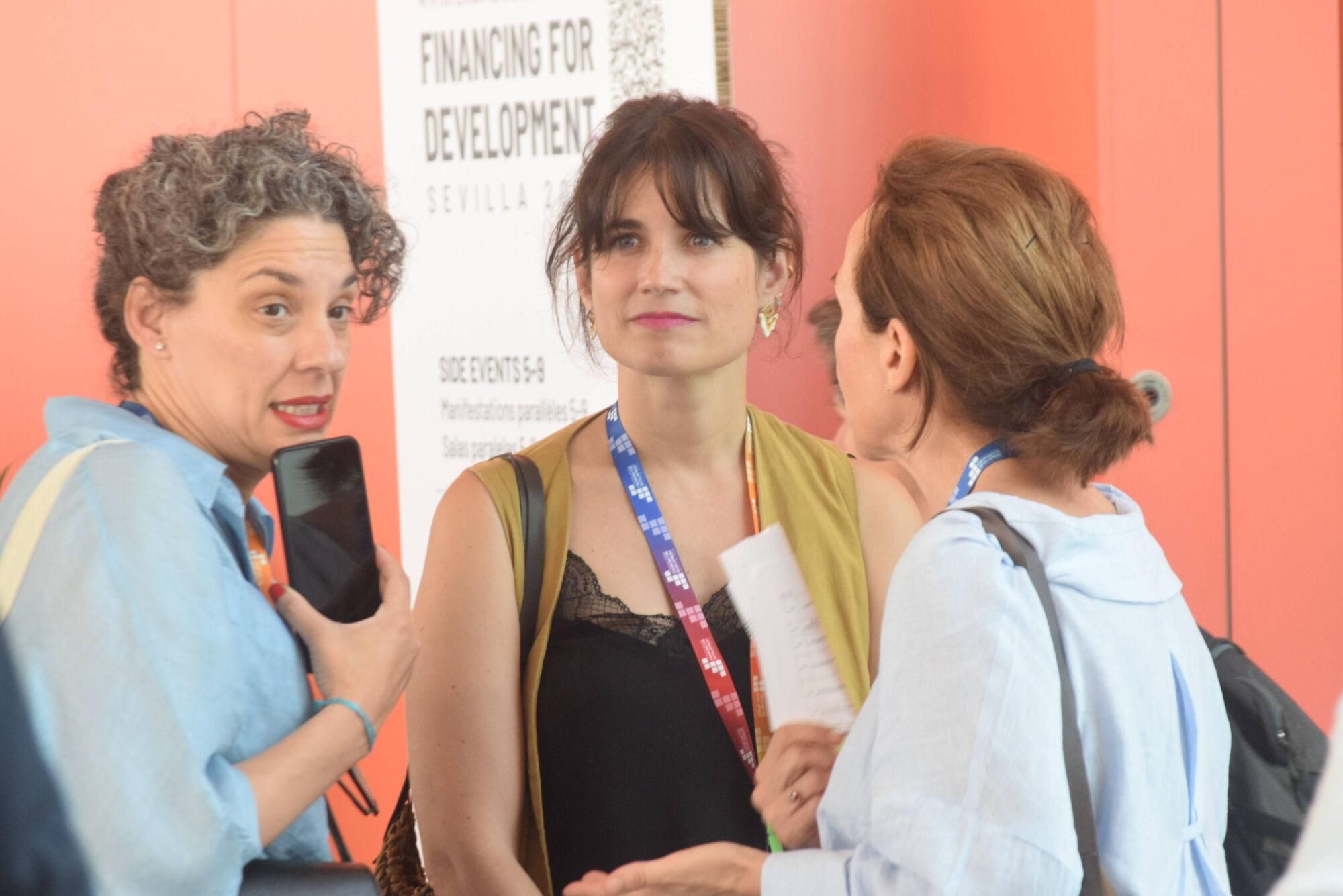 Asistentes a la IV Conferencia Internacional para la Financiación al Desarrollo de la ONU en el interior del Palacio de Congresos y Exposiciones Sevilla