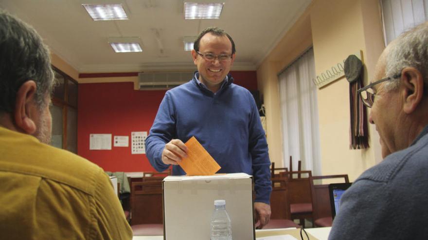 David Abad votando ayer en la sede de Compromís en Alcoy.