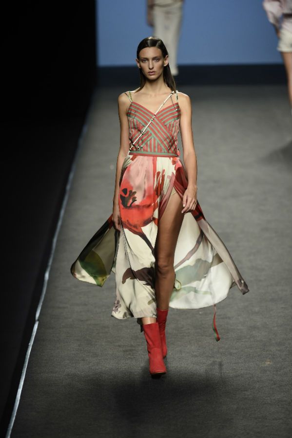 MBFWM Menchén Tomàs Primavera/Verano 2018: flores y rayas