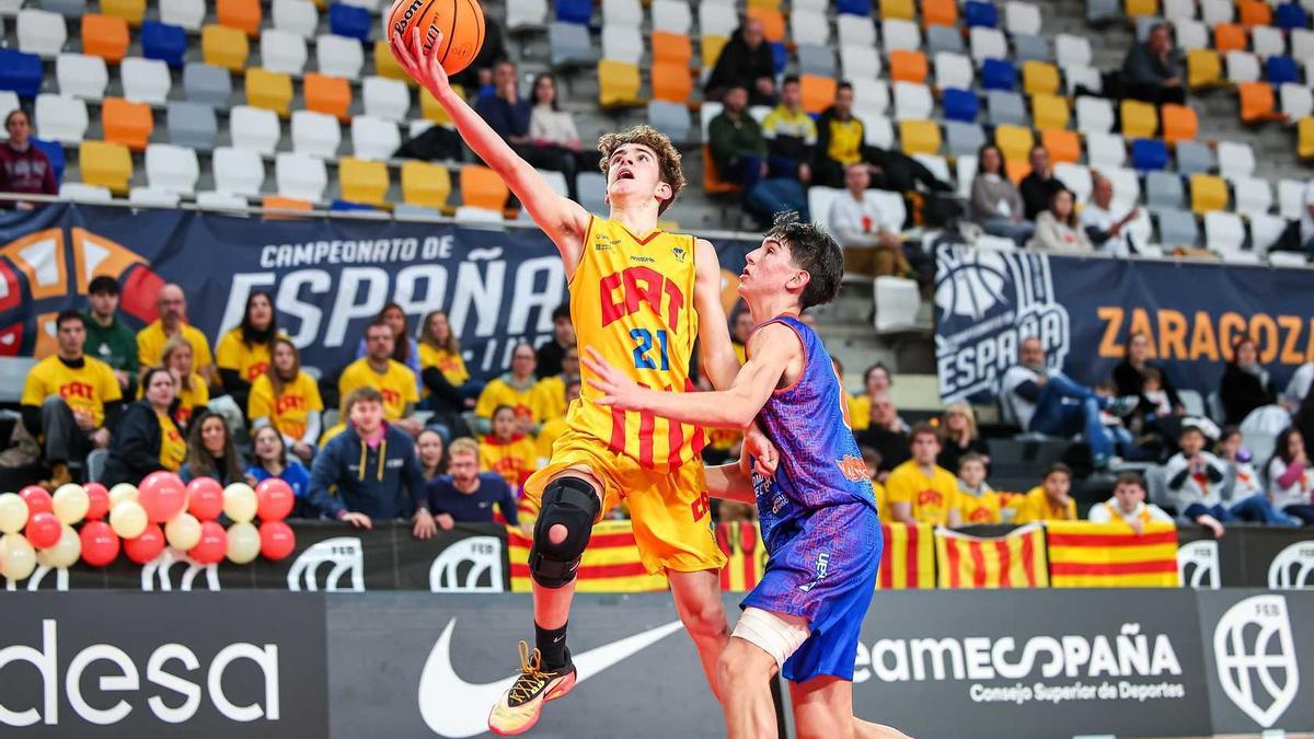 Arnau Llobet, en plena penetració a cistella durant la final