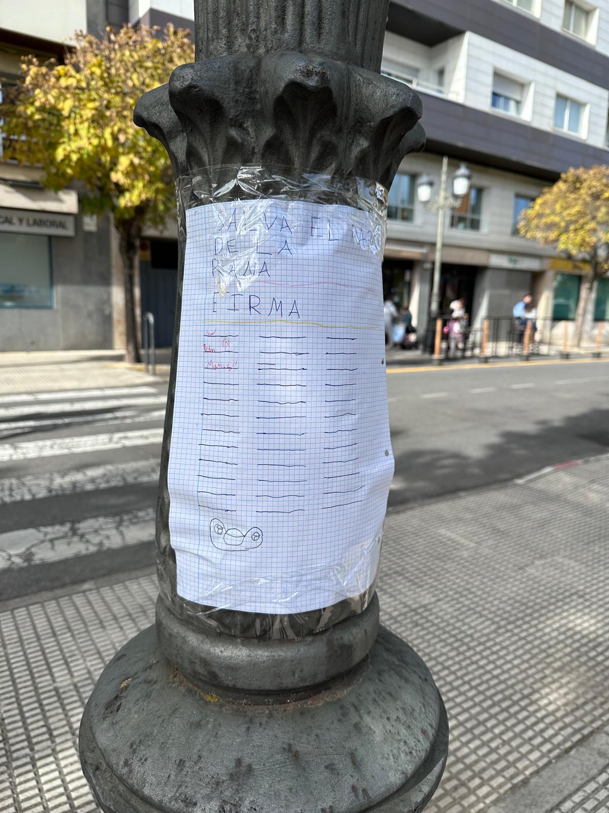 Recogida de firmas, en el propio parque de 'La Rana' de Plasencia.