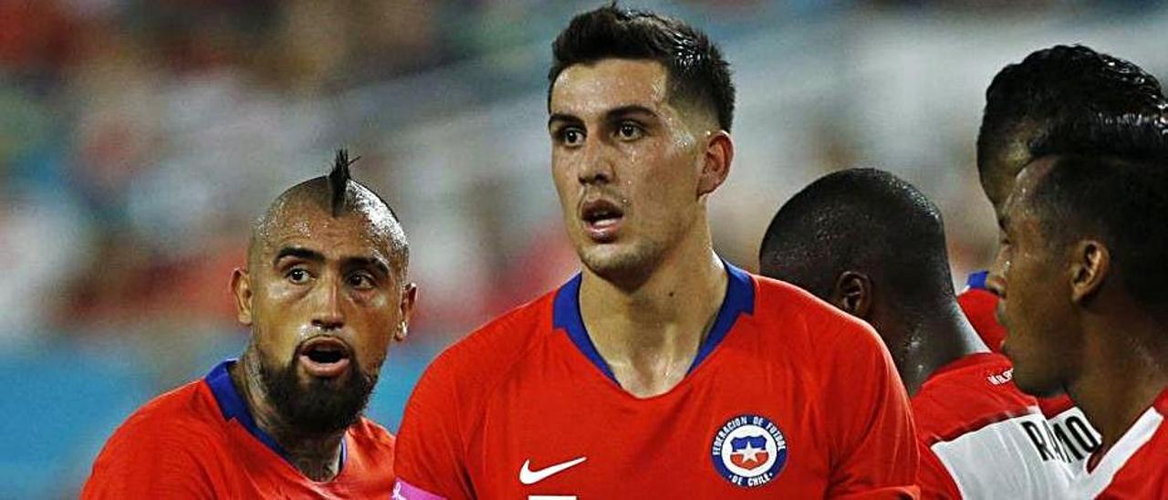 Enzo Roco, junto a Arturo Vidal, en un partido de Chile. |