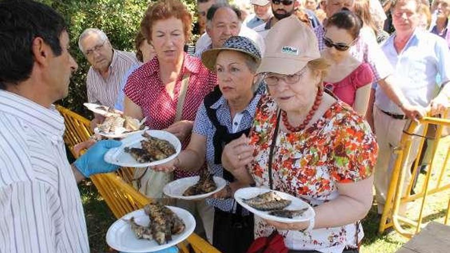 Asistentes a la sardiñada celebrada ayer en Barro.