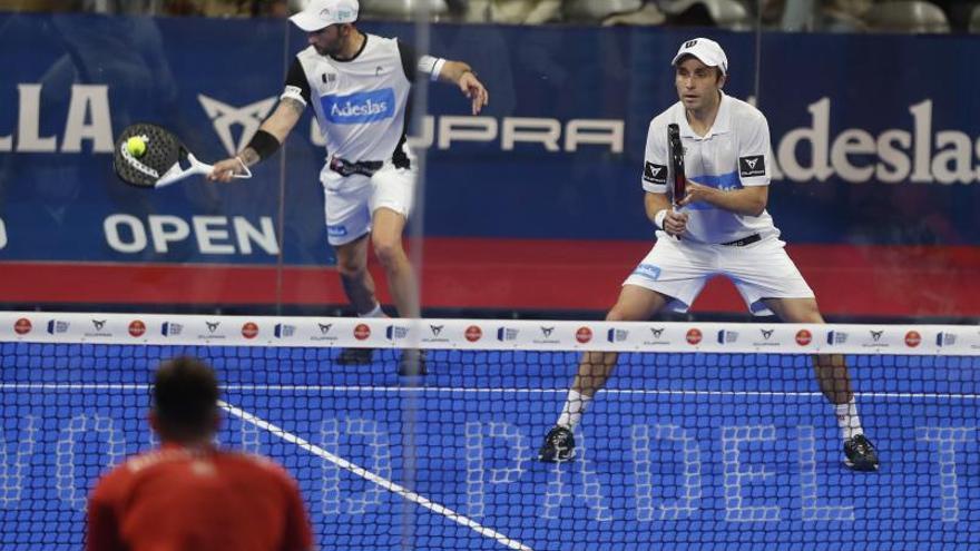 Sanyo Gutiérrez golpea la bola durante la semifinal de ayer.  // RICARDO GROBAS