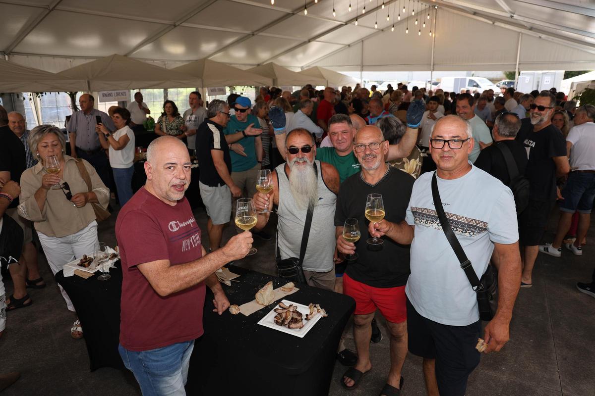Un grupo de personas disfrutan del vino, ayer.